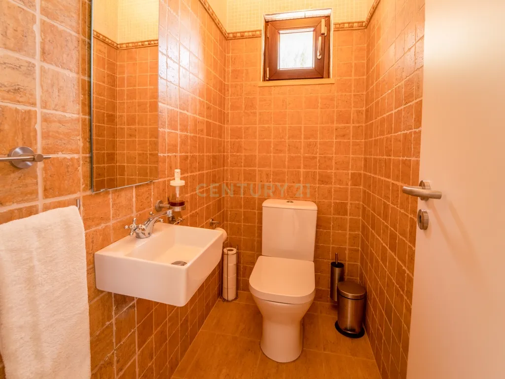 Propriedade com três habitações, piscina aquecida e sauna, num terreno de 10.000 m² - Image 61
