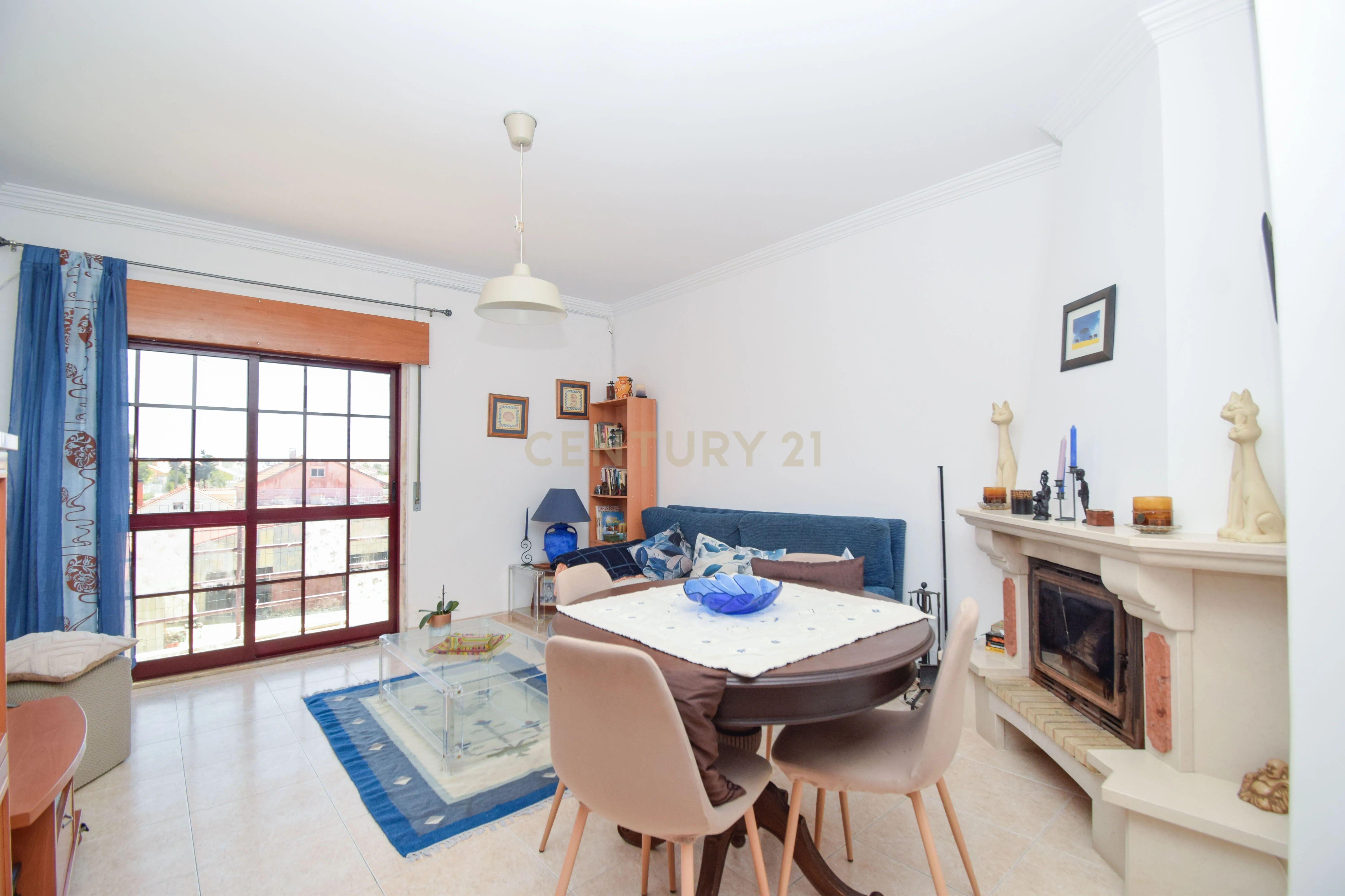 Apartamento T3, com 107 m² de área útil, estúdio musical com 40 m² e garagem fechada , varanda e arrecadação