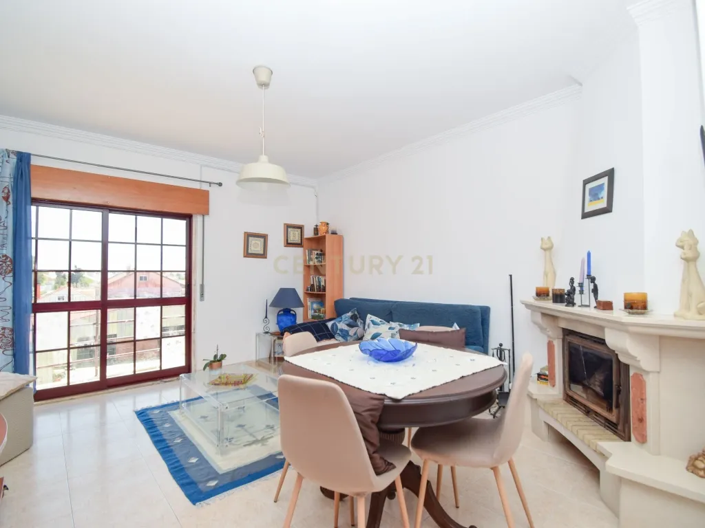 Apartamento T3, com 107 m² de área útil, estúdio musical com 40 m² e garagem fechada , varanda e arrecadação - Image 1