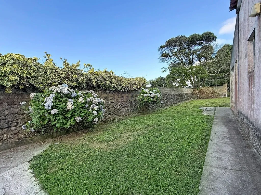 Moradia T3+1 térrea com garagem, jardim e amplo terreno — Aflitos, Fenais da Luz - Image 54