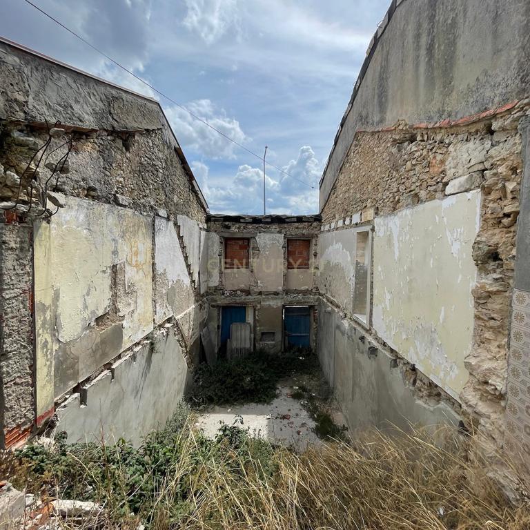 Agregado de três moradias com terreno de 1330m2, no Casal Novo do Rio - Image 19
