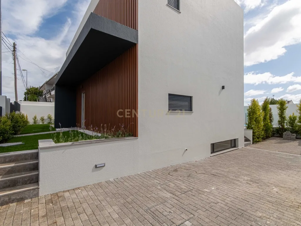 Moradia T4 Premium independente com Piscina (Nova Construção) / Barcarena - Image 8