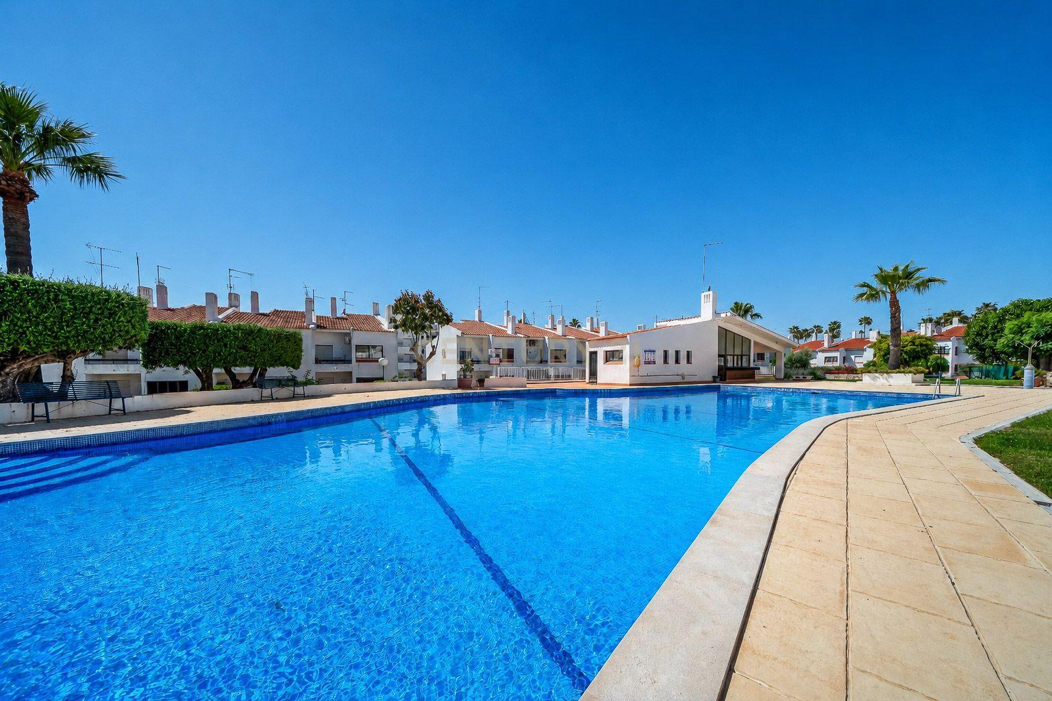 Fotografia 3 de T1+1 Rés do Chão com Logradouro Privativo em Condomínio com Piscina Montechoro, Albufeira