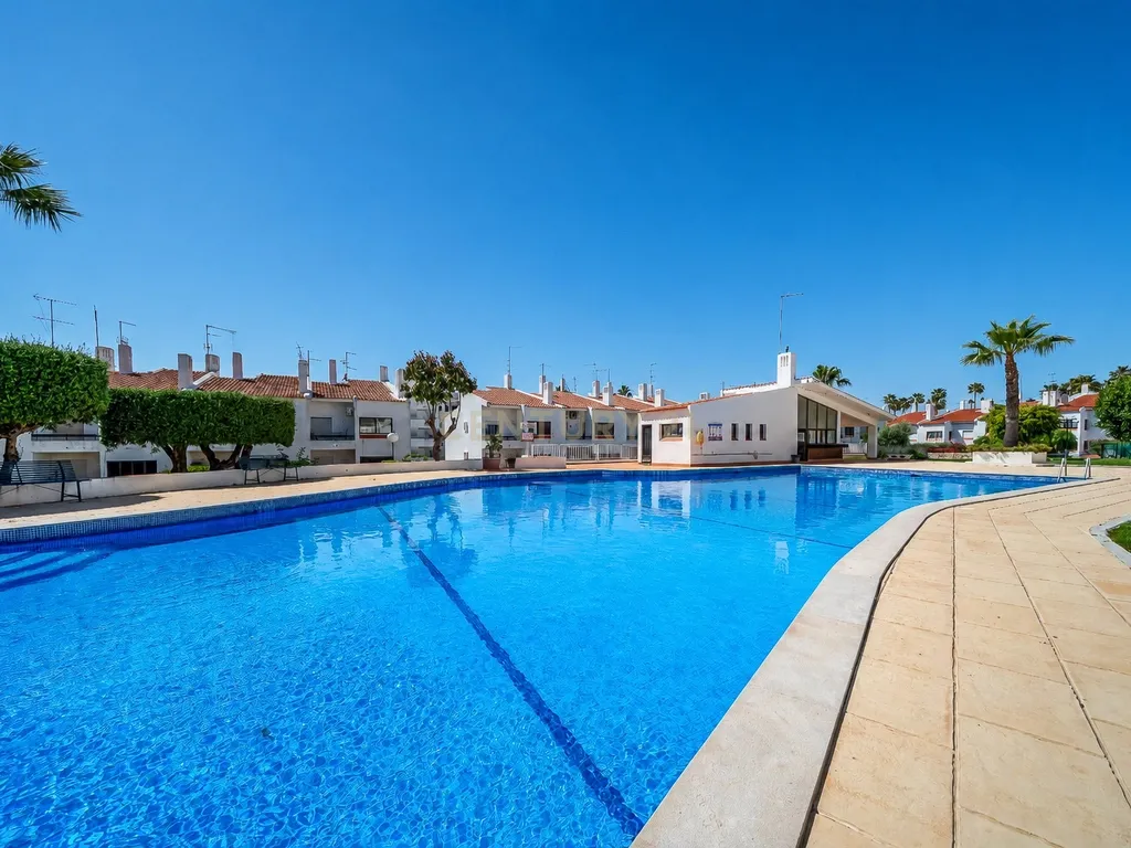 T1+1 Rés do Chão com Logradouro Privativo em Condomínio com Piscina Montechoro, Albufeira - Image 3
