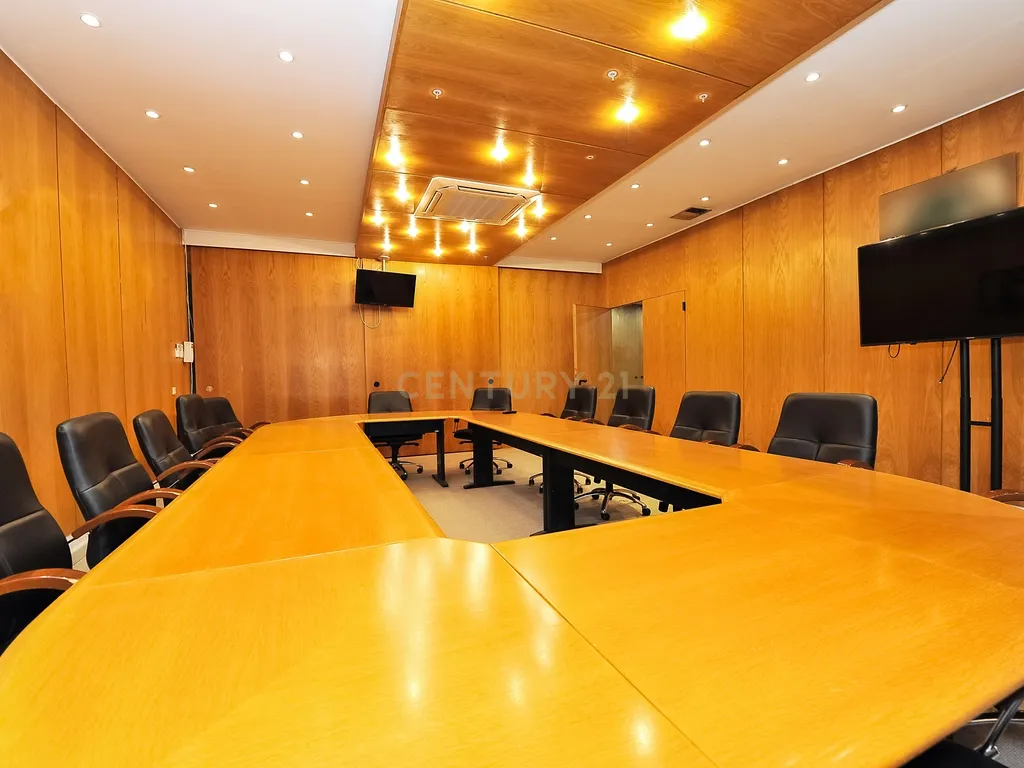 Edifício Areeiro de 2.230m2 P/ Residência Universitário C/ Projeto Aprovado - Image 1