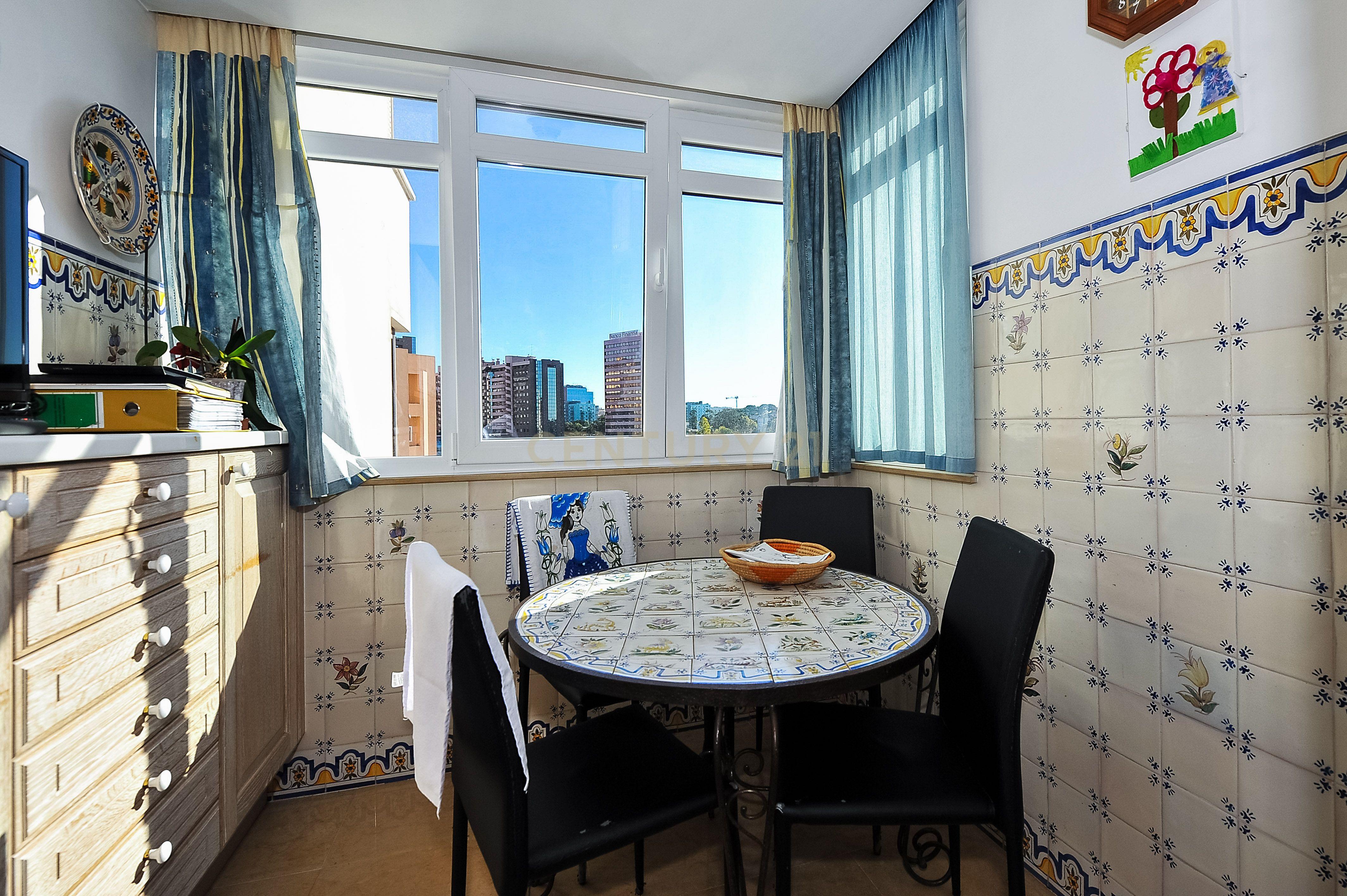 Espaçoso apartamento T4 em Condomínio Fechado, segurança 24h, na zona das Laranjeiras, na Calçada Palma de Baixo, perto das universidades - Image 19