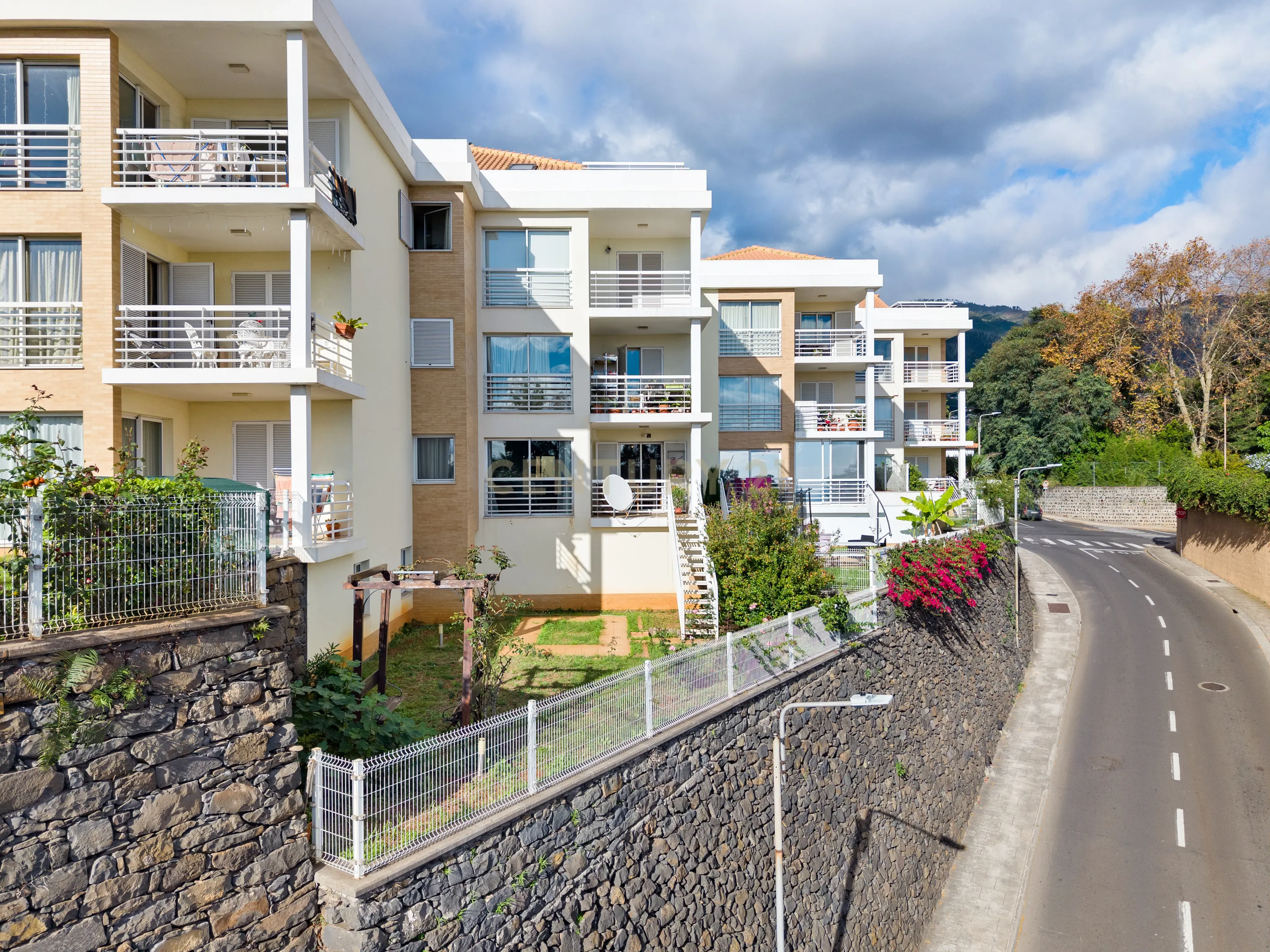 Apartamento T2 à Venda, com Jardim e Vista Mar - Pilar, Funchal - Image 1