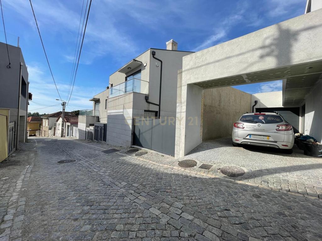 Moradia V3 com 3 frentes nova em Guifões - Image 30