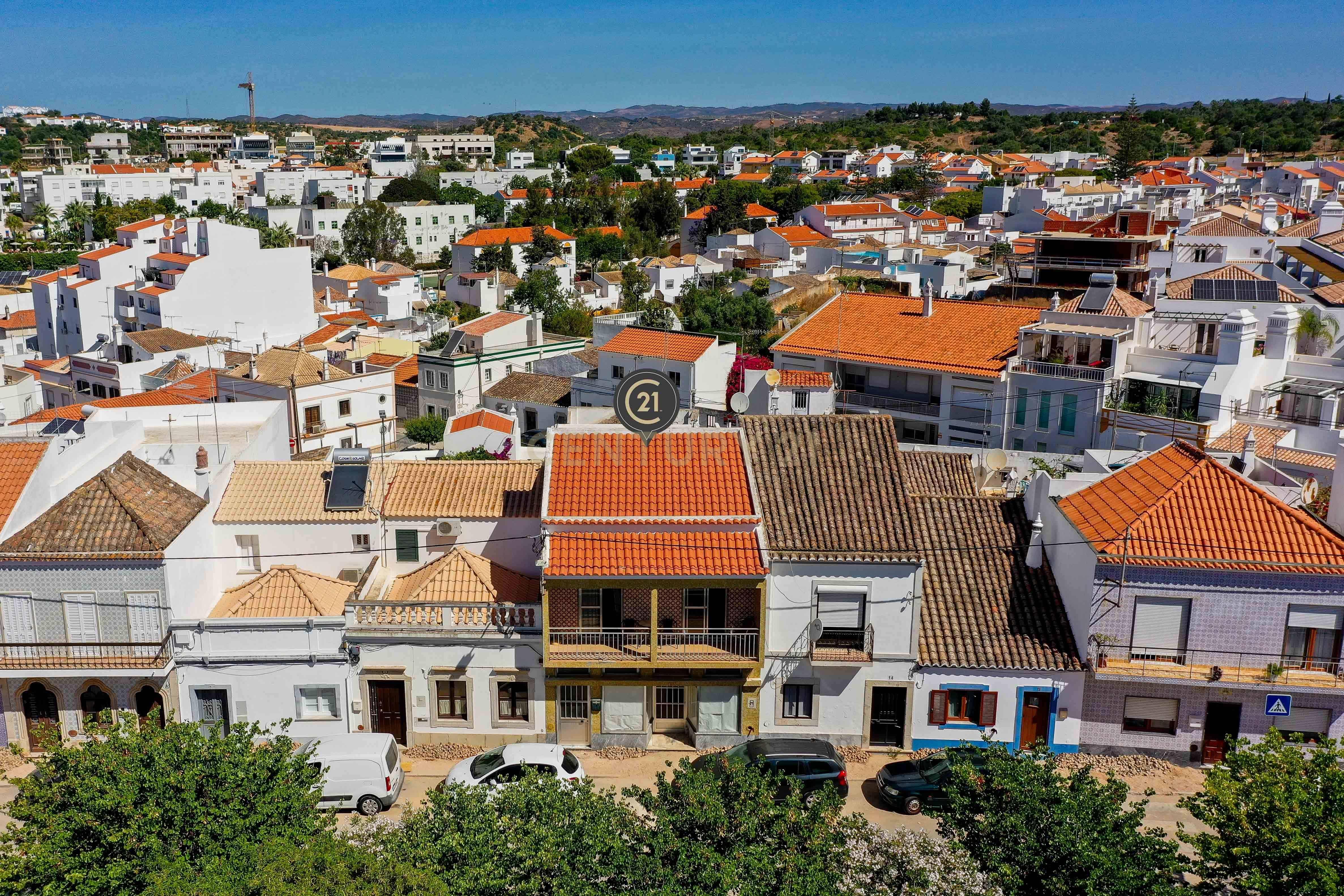 Moradia T3 com Espaço Comercial no Centro de Tavira – Largo de São Brás - Image 3