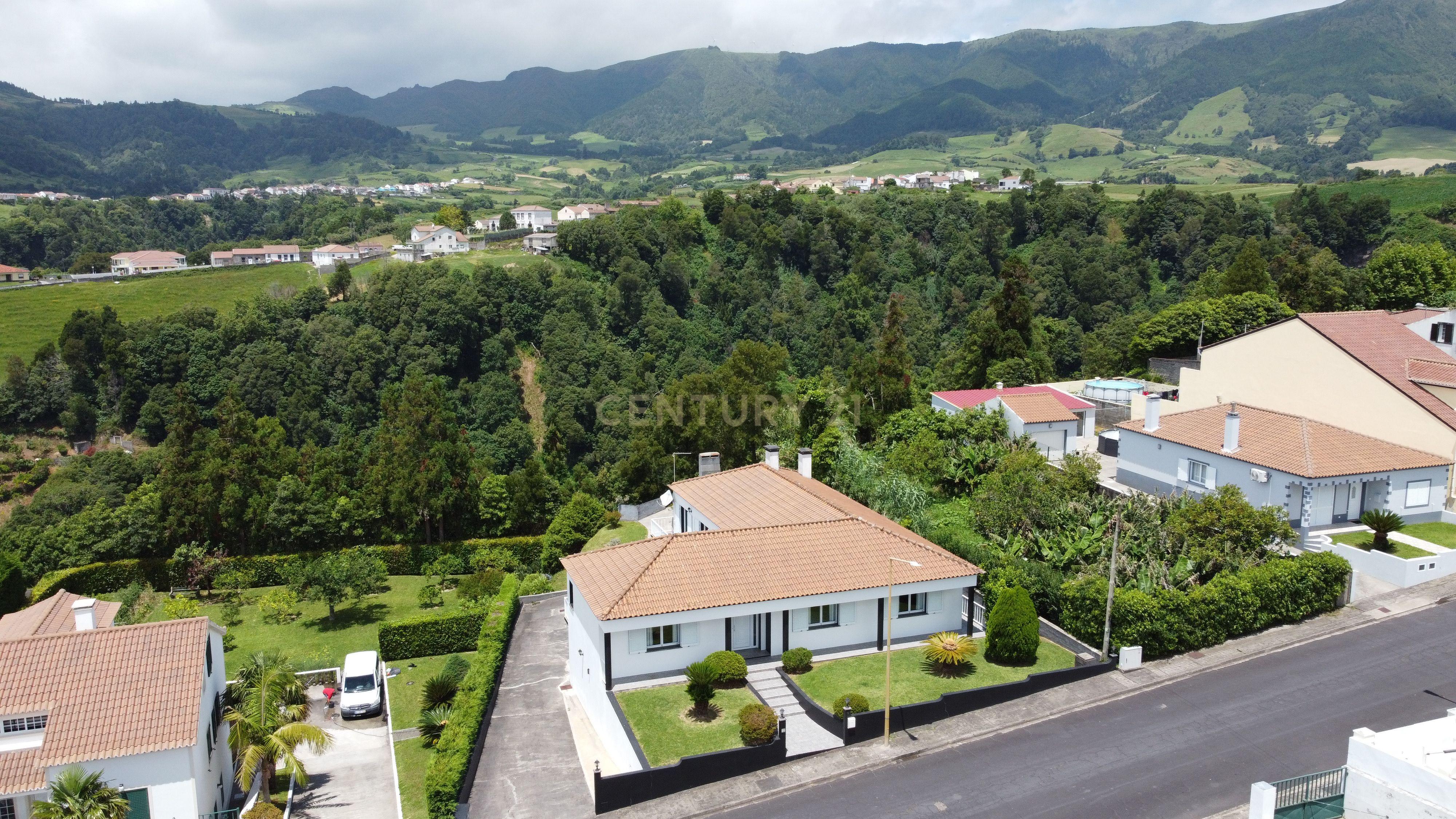 Moradia T4 em Povoação - Image 1