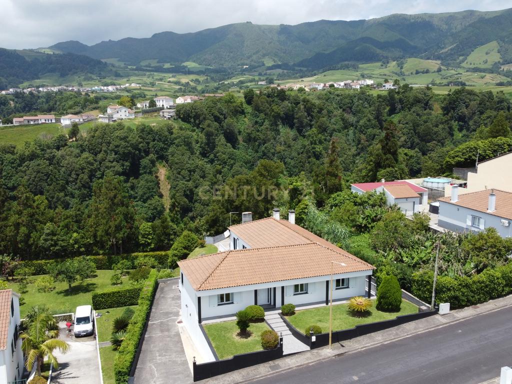 Moradia T4 em Povoação - Image 1