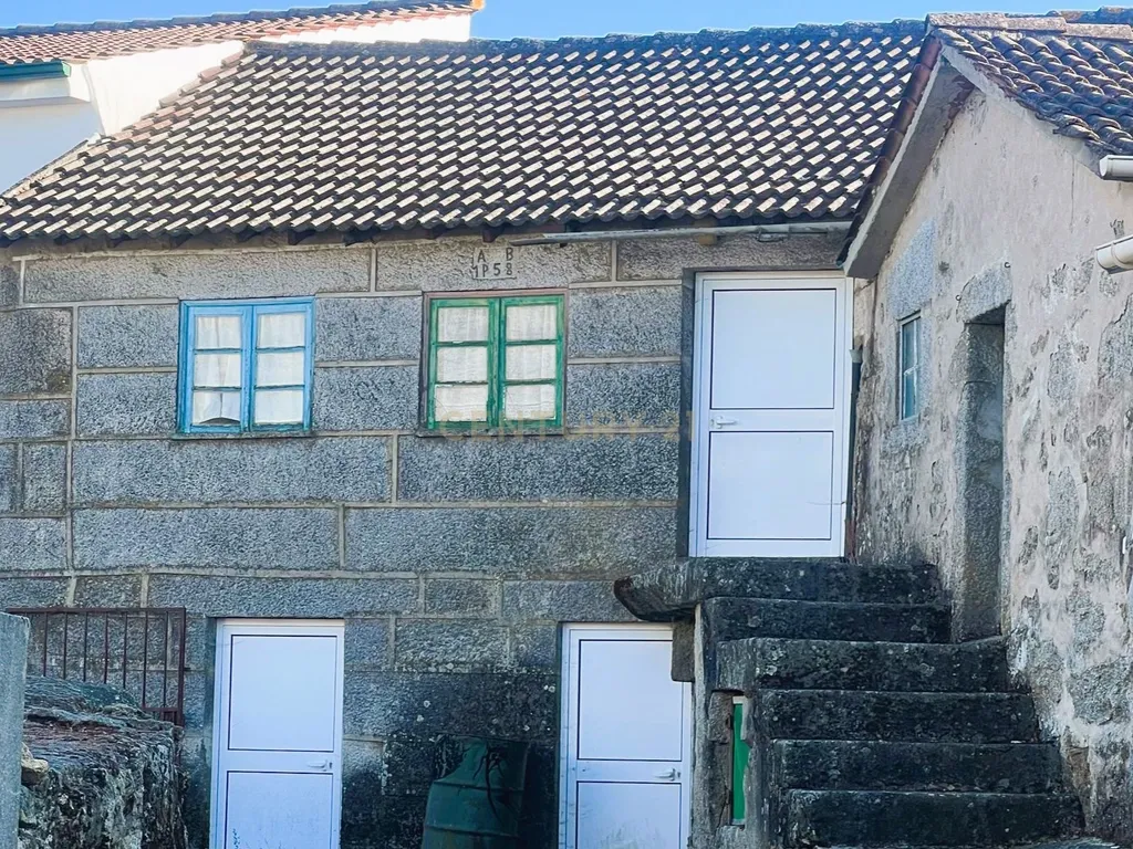 Moradia de granito em Granja do Paiva para reconstrução - Image 1