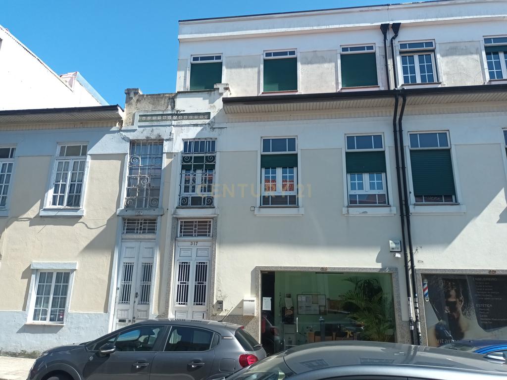 Vende-se apartamento T3 Duplex, zona das Antas, Porto - Image 1