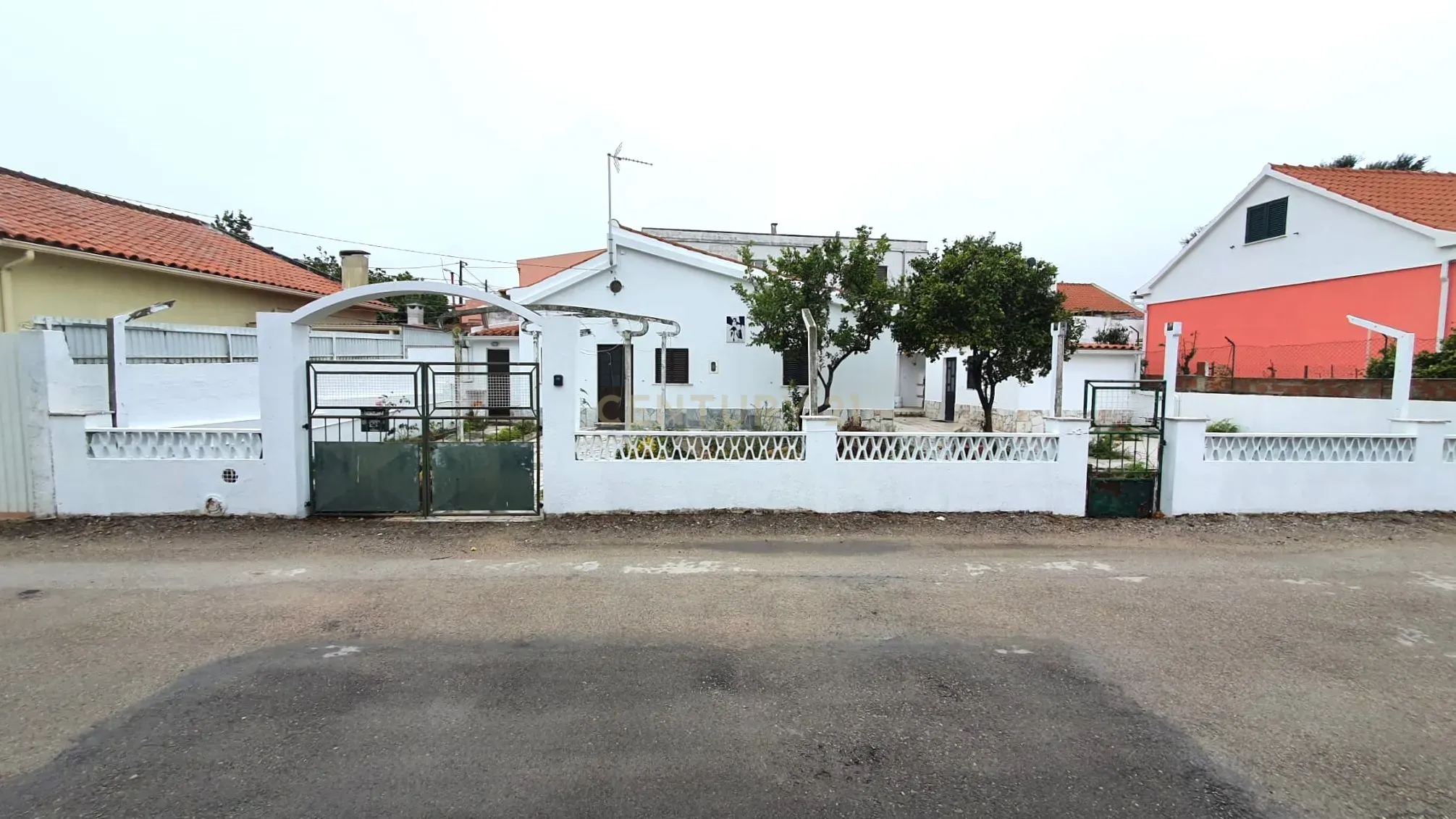Moradia Térrea nas Quintinhas inserida num lote de 264m2 - Charneca Caparica - Image 1