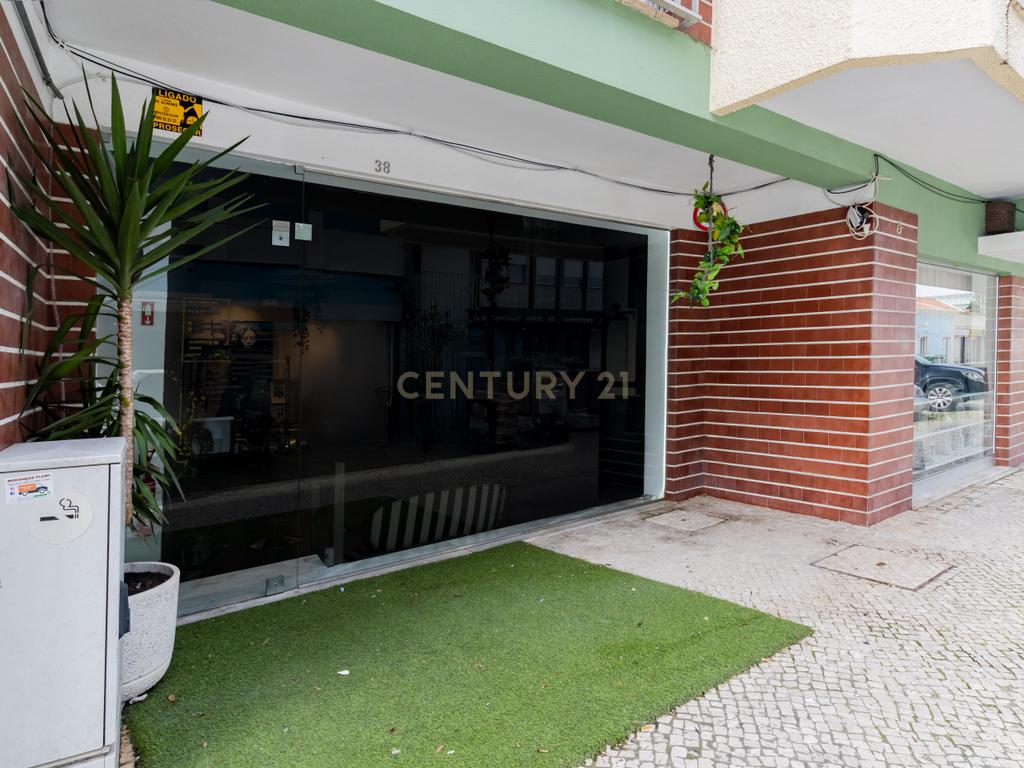 Loja com 86 m2 situada na cidade da Marinha Grande - Image 1