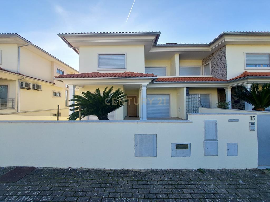 Moradia T4 de 3 Pisos com Piscina e Jardim - Image 1