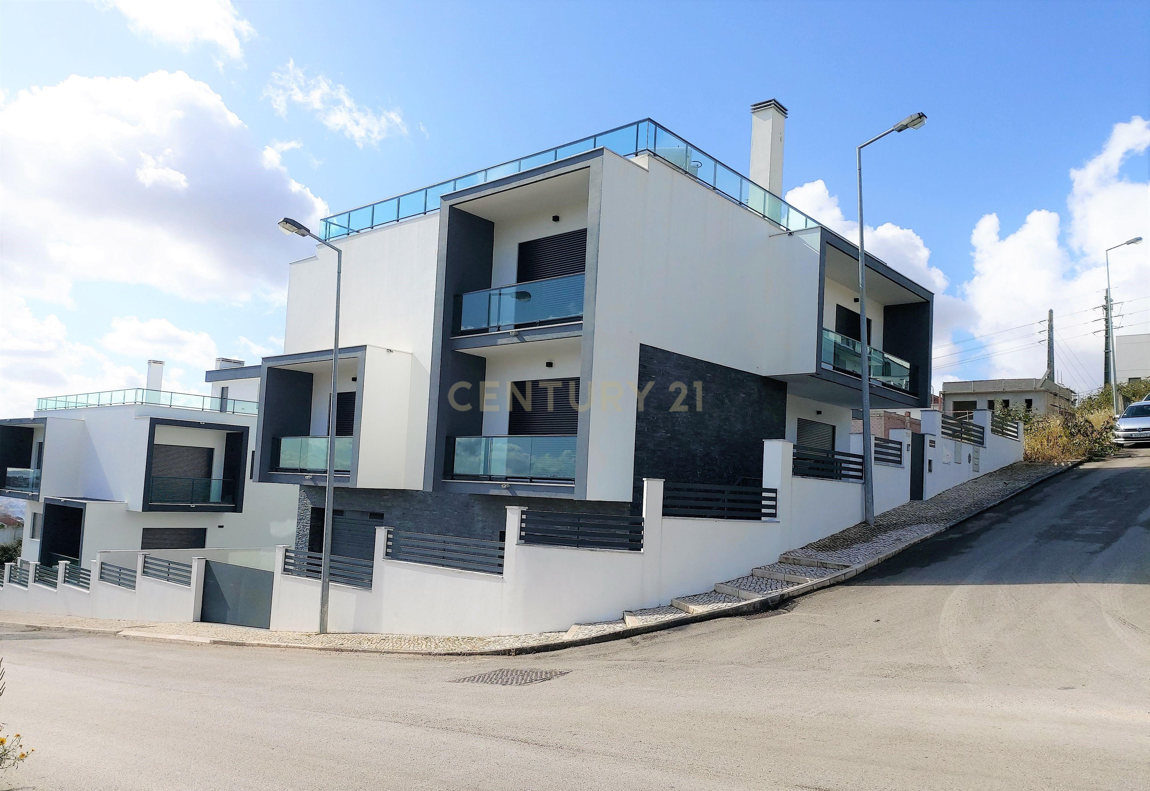 MORADIA T5 + 3 EM FAMÕES, COM PISCINA, JARDIM E BOX PARA 4 CARROS - Image 1