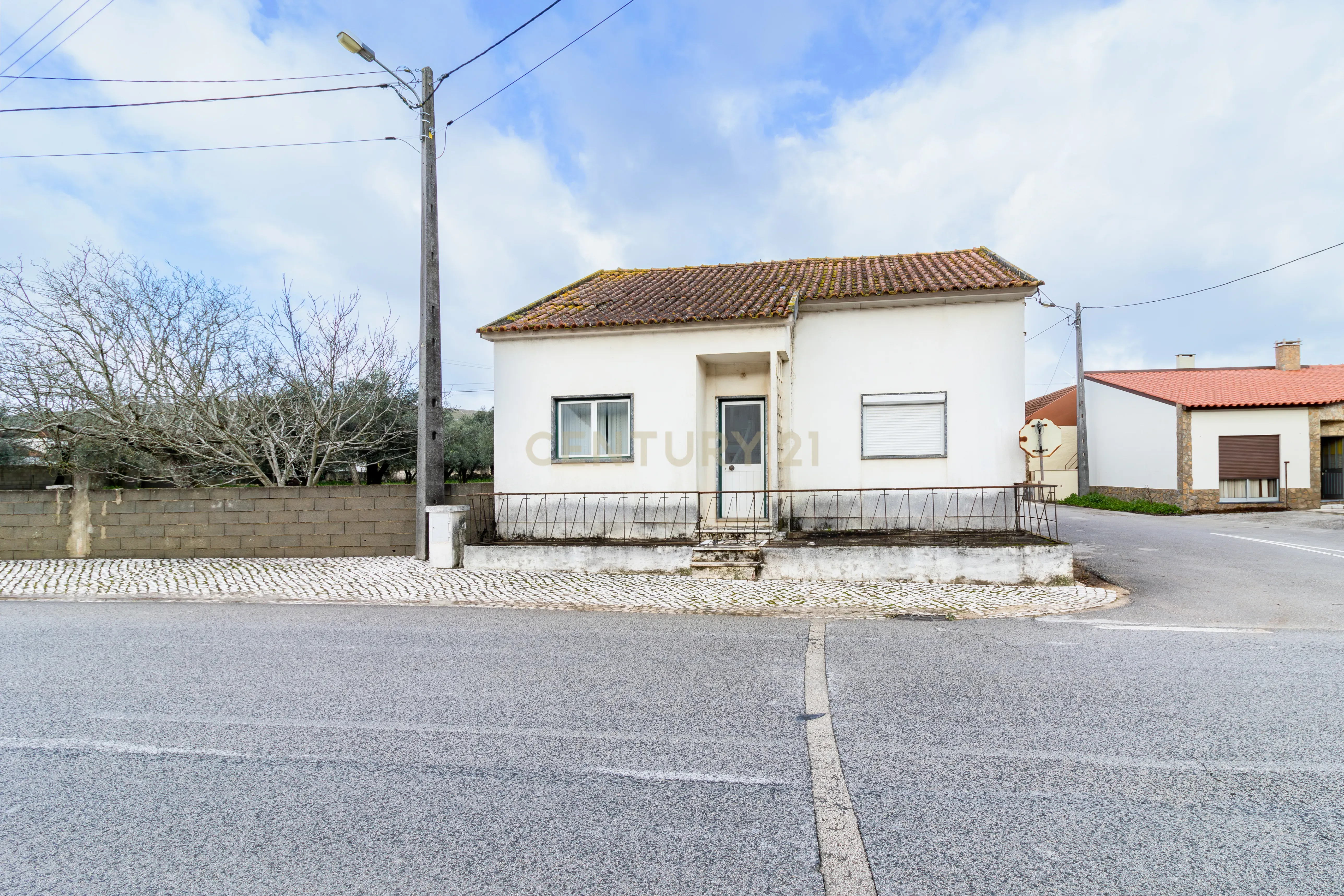 Moradia Isolada T3 em Arrimal, Porto de Mós – Com Terreno, Garagem e Anexos - Image 1