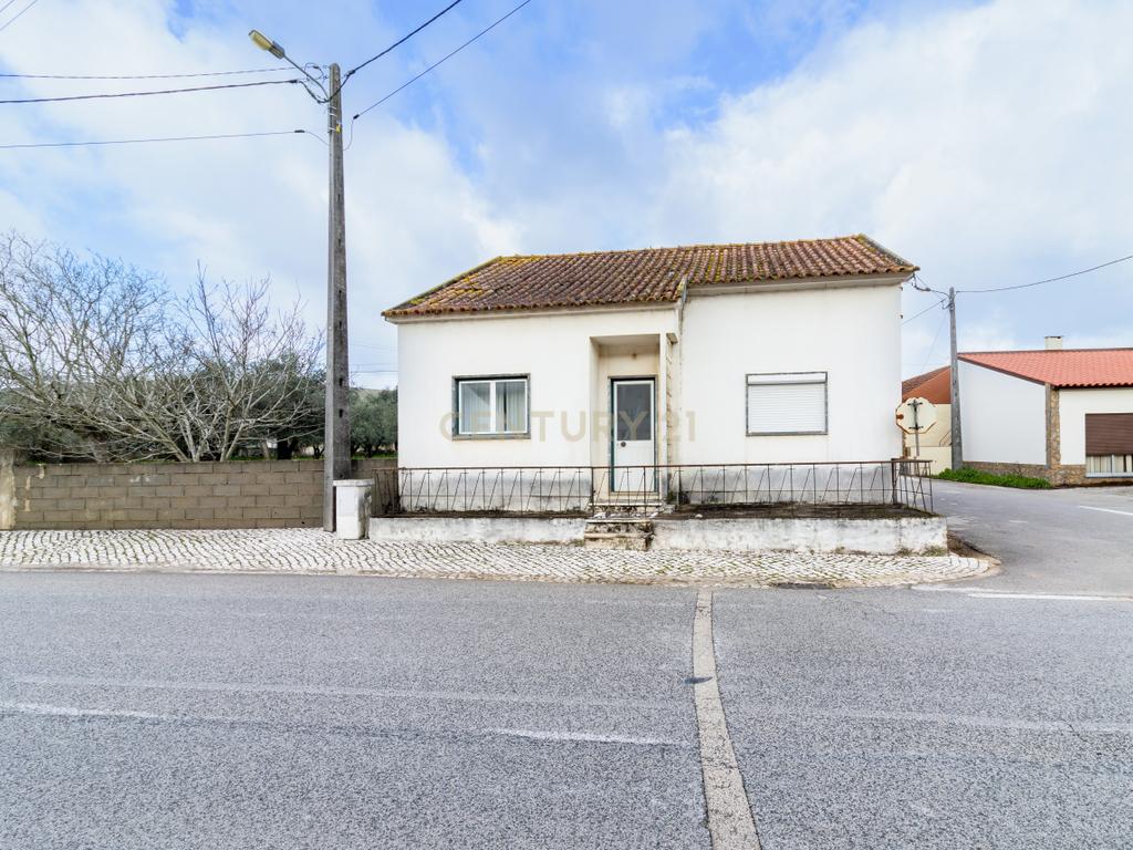 Moradia Isolada T3 em Arrimal, Porto de Mós – Com Terreno, Garagem e Anexos - Image 1