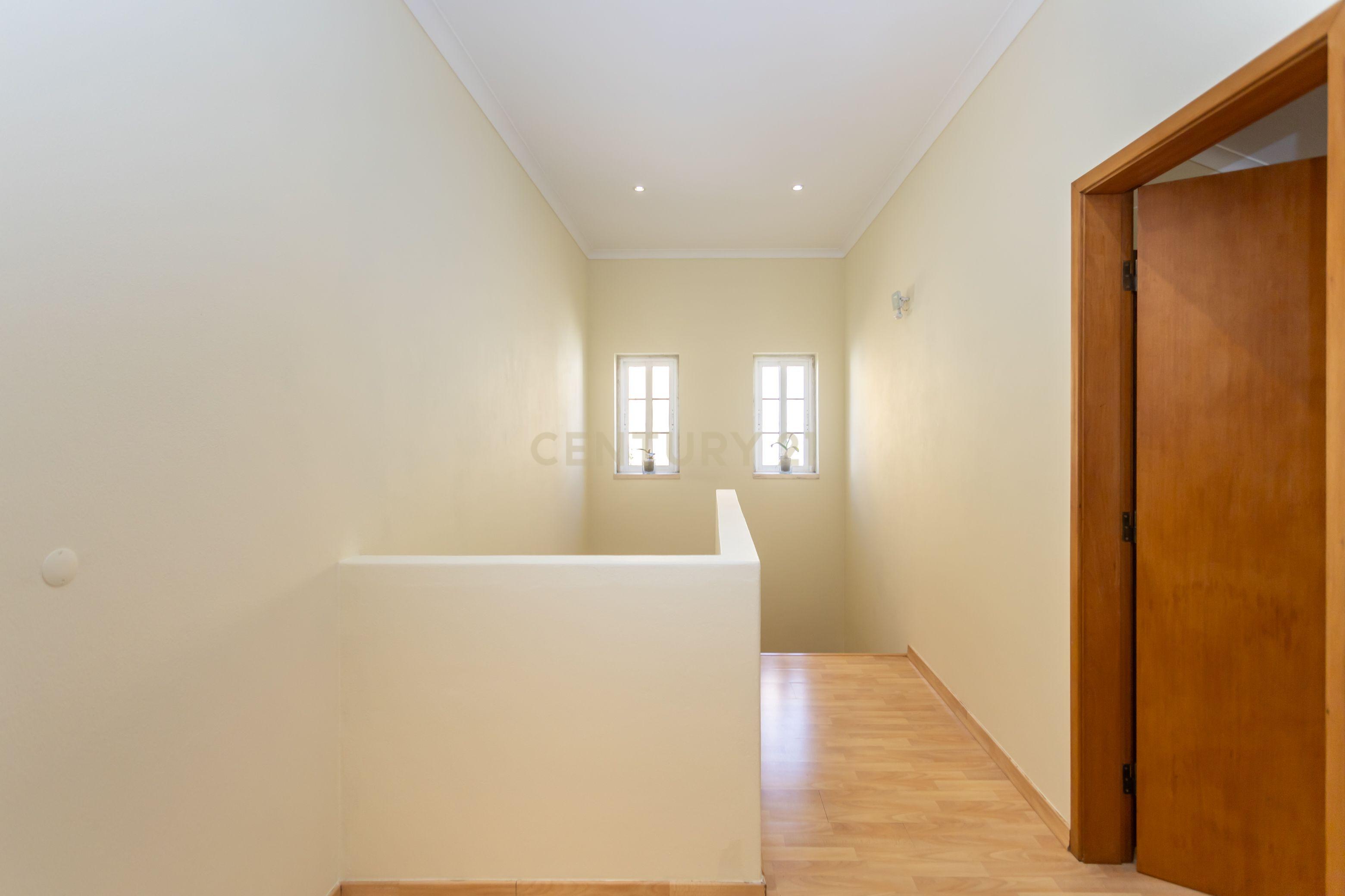 Moradia T4 Isolada em Fernão Ferro (Redondos). - Image 37
