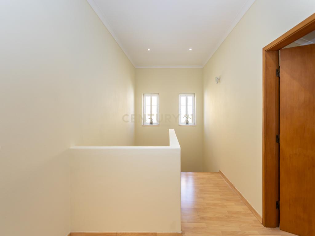 Moradia T4 Isolada em Fernão Ferro (Redondos). - Image 37