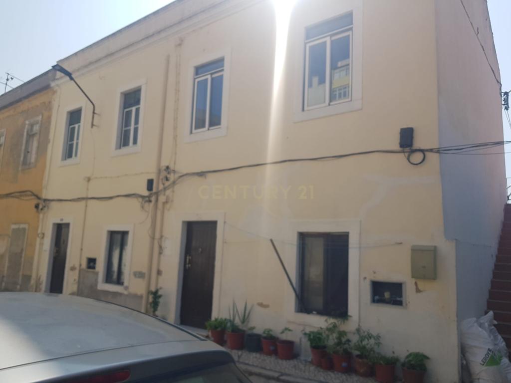 Prédio de  cinco frações independentes em pleno centro do Barreiro - Image 2