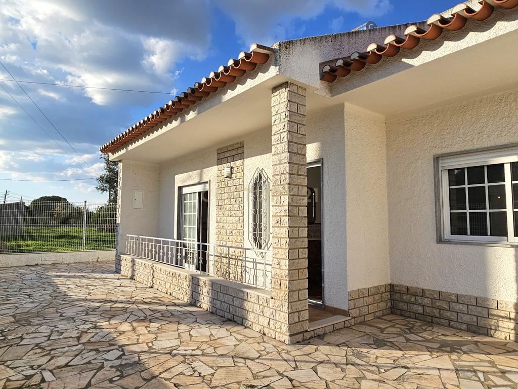 Vila T2+2 em Vendas Novas - Image 1