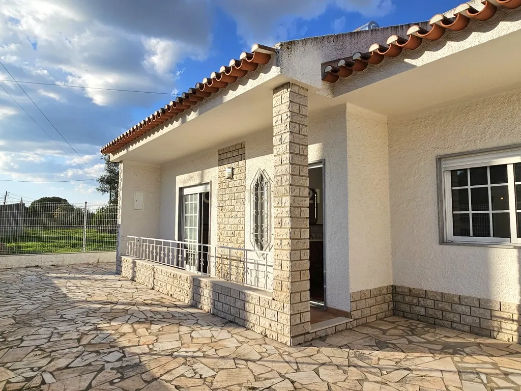 Vila T2+2 em Vendas Novas - Image 1