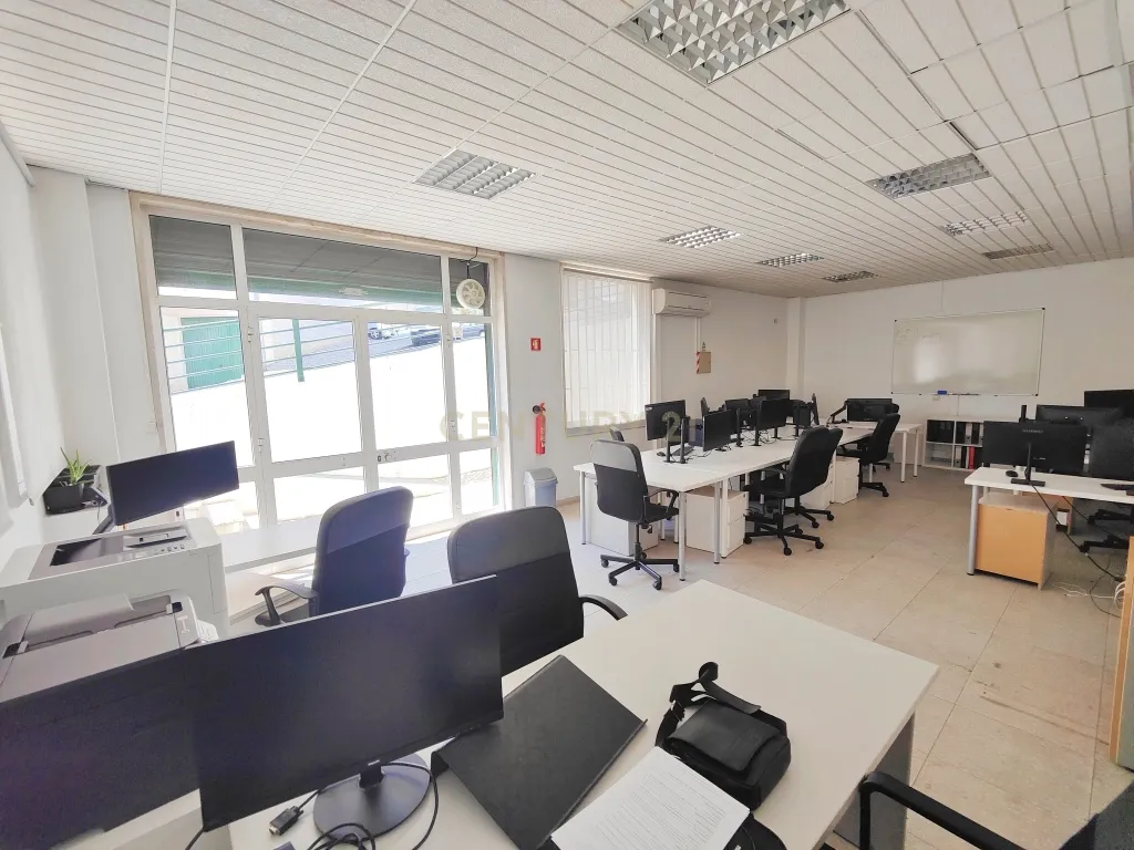 Loja em Alverca, arrendada por 700,00€ mês, com parqueamento e arrecadação - Image 3