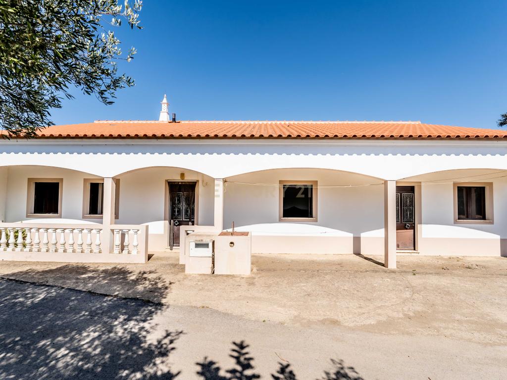 Moradia T3 + 2 Armazéns - Image 1