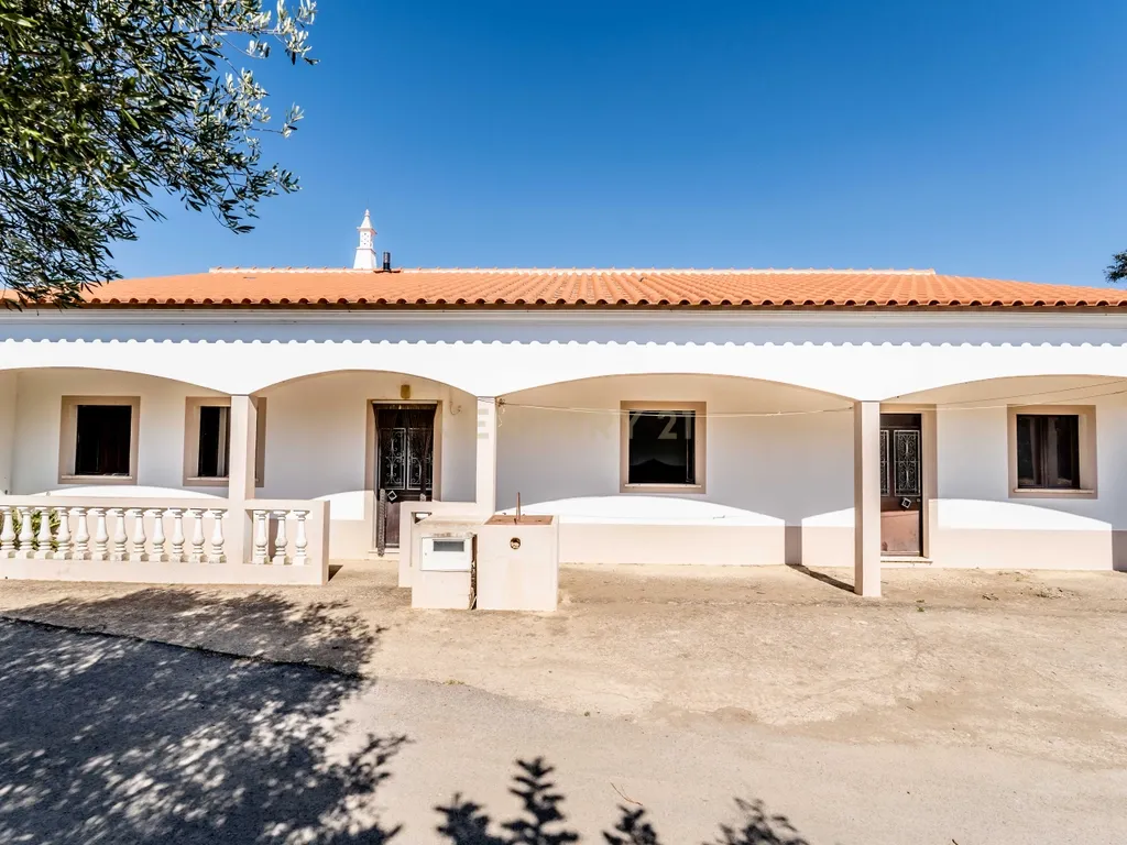 Moradia T3 + 2 Armazéns - Image 1