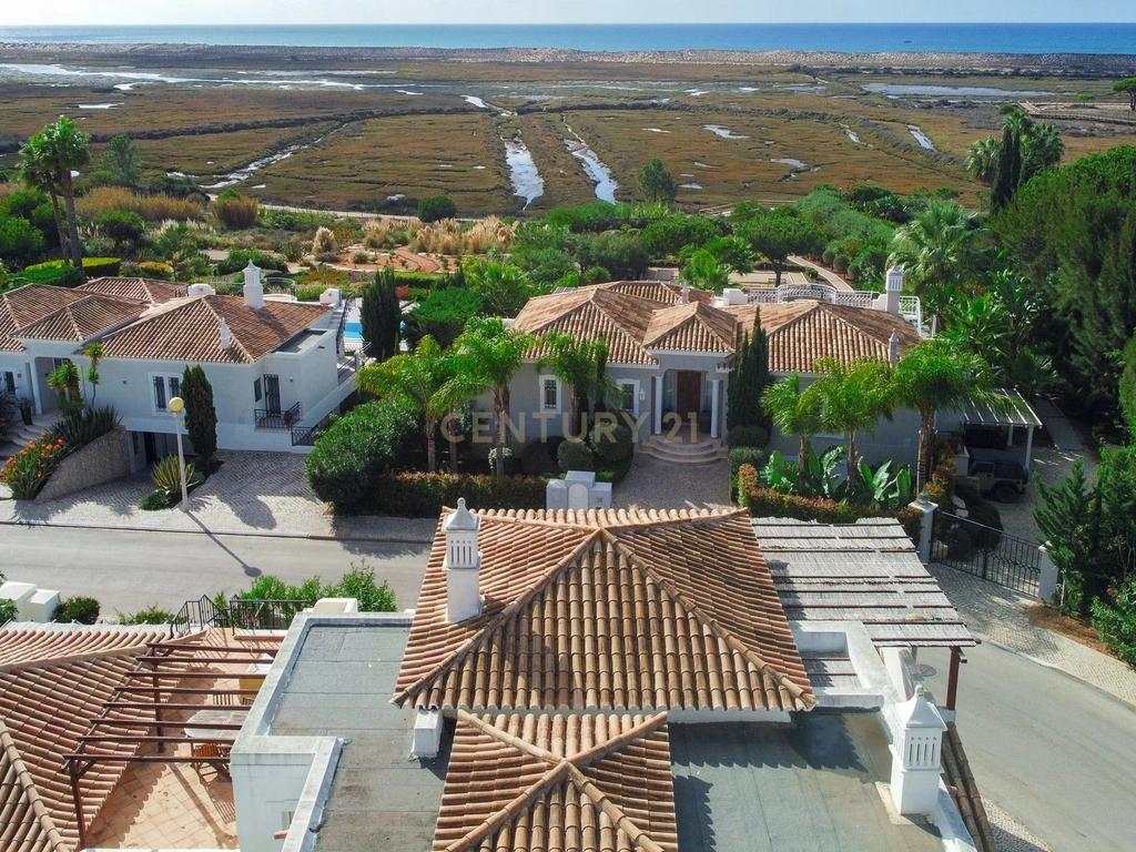 Moradia de Luxo na Quinta do Lago | 4 Quartos e 4 Casas de Banho ! Elegância, Exclusividade e Vista Mar! - Image 2