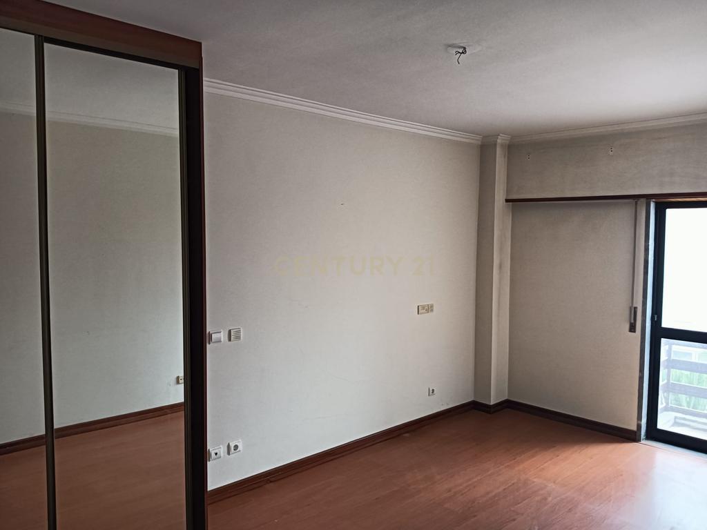 T3 com Suite/Garagem e Arrecadação - Vialonga - Image 7