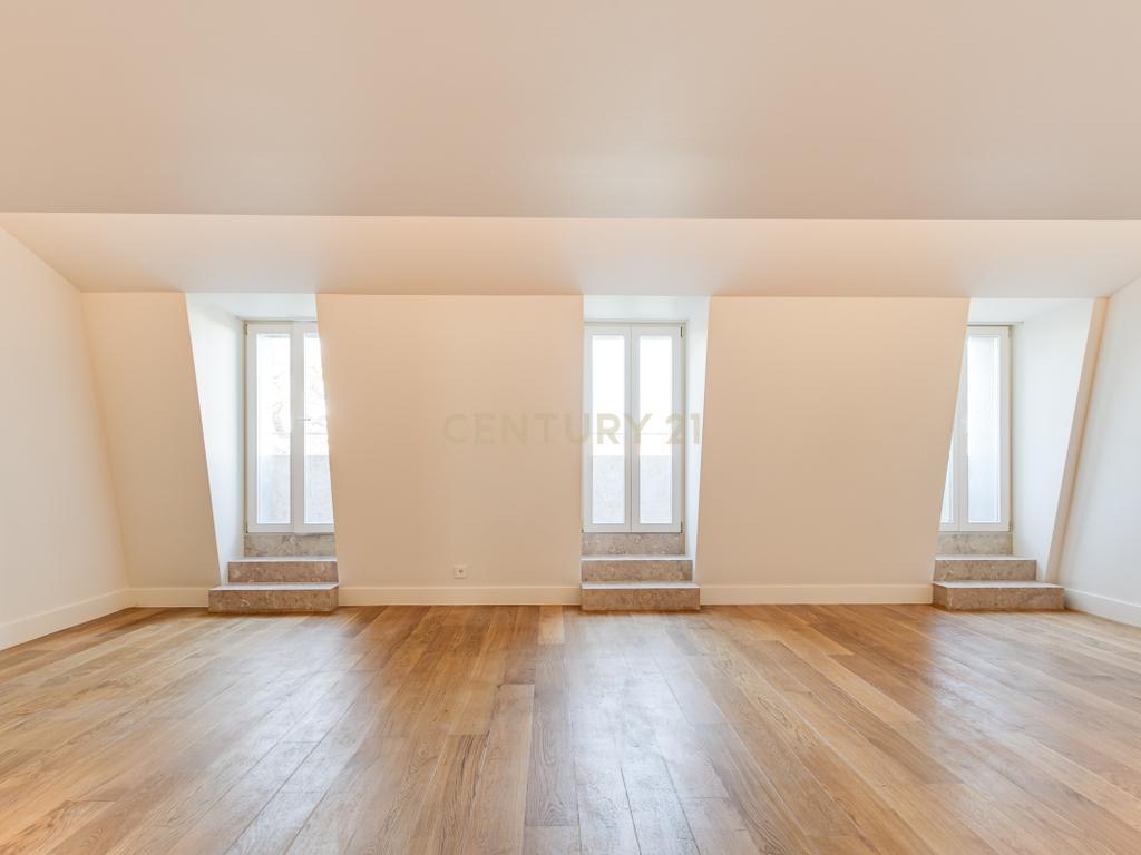 Apartamento T2+1 inserido no emblemático Edifício "Alegria 25". - Image 2