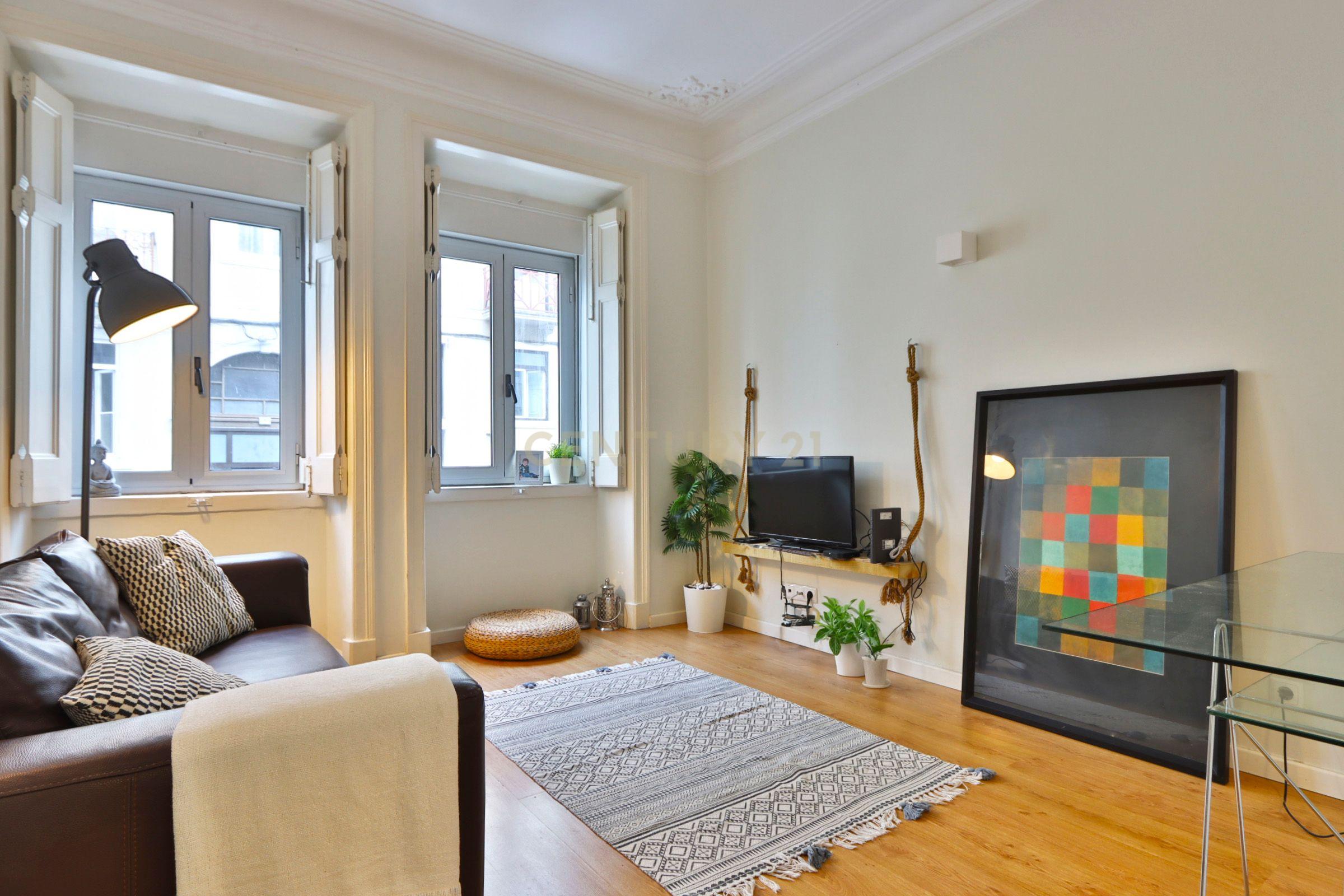 Apartamento T2 em Arroios com pequeno Terraço - Image 2