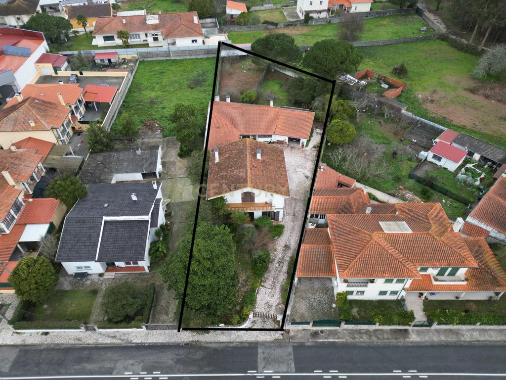 Moradia Espaçosa e Versátil na Marinha Grande - Image 1