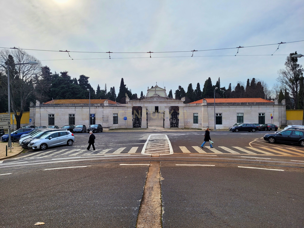Jazigo no Cemitério dos Prazeres em Campo de Ourique - Image 2