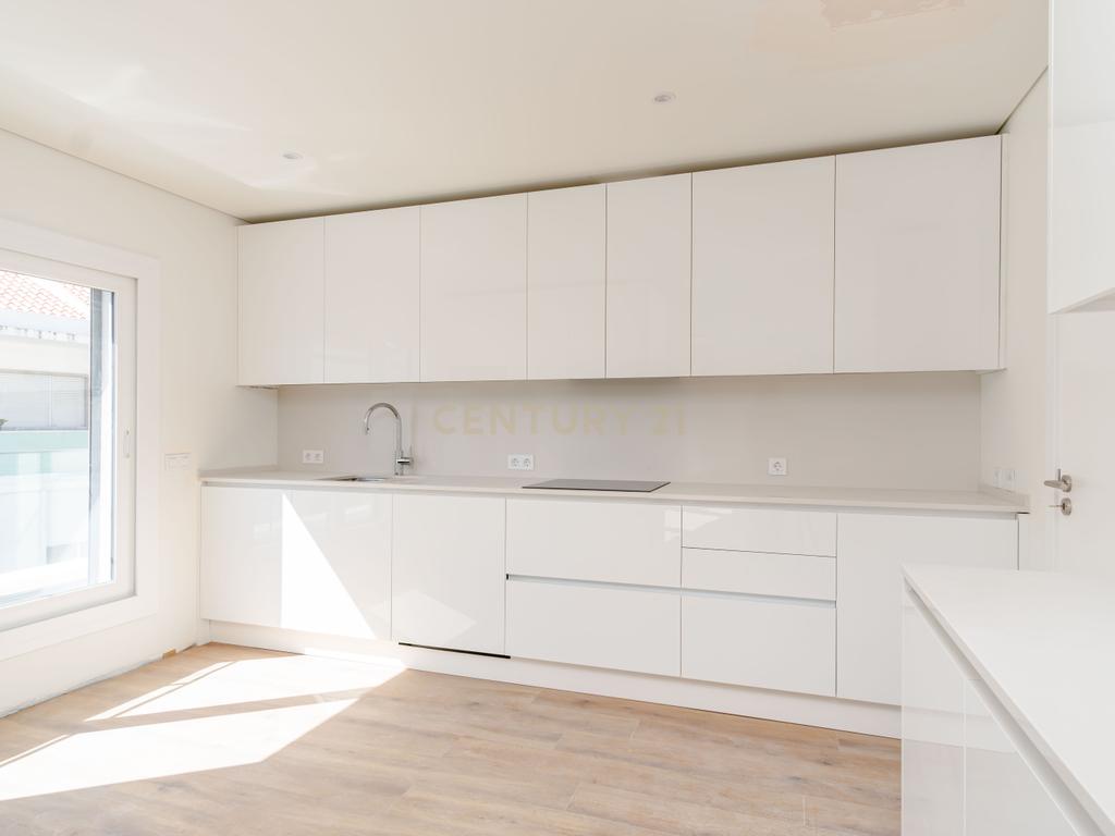 Exclusiva Penthouse T4 inserida num Empreendimento em Almada - Image 8