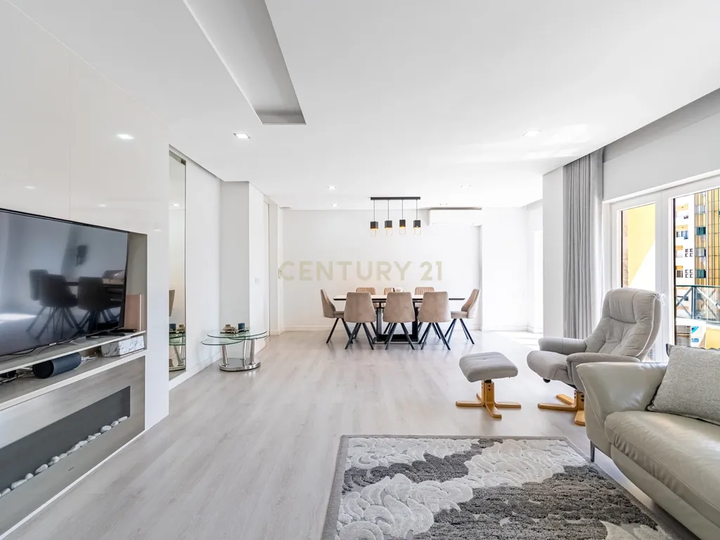 Apartamento T4 convertido em T3 com Closet e Box, Jardim da Radial - Image 1