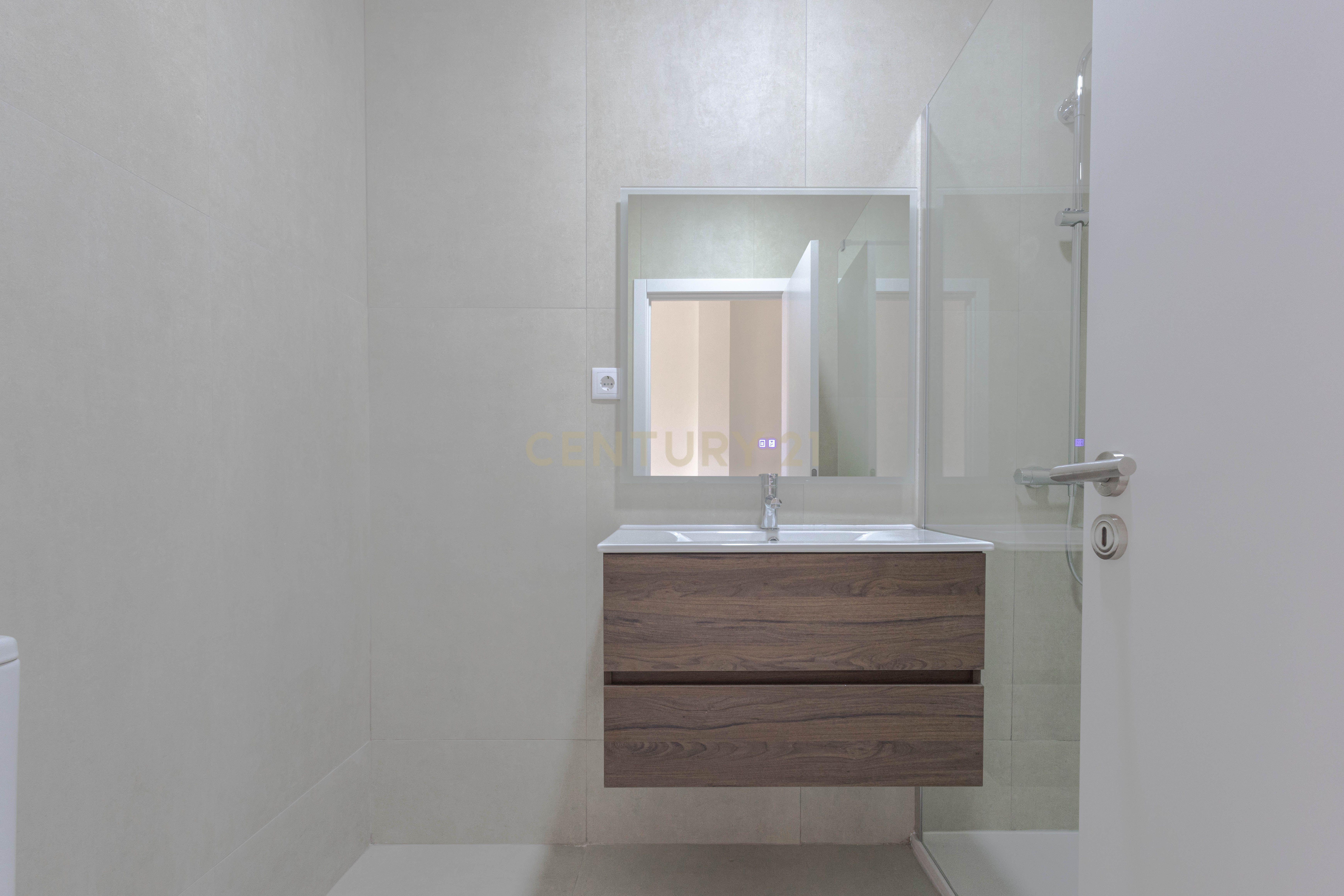 Fotografia 4 de Apartamento T2 Novo com 2 Suítes, Varanda e Lugar Duplo de Garagem