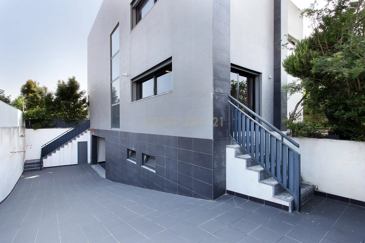 Fotografia 4 de Moradia Isolada T4 Moderna com Piscina Privada, Jardim e Garagem Ampla na Pontinha
