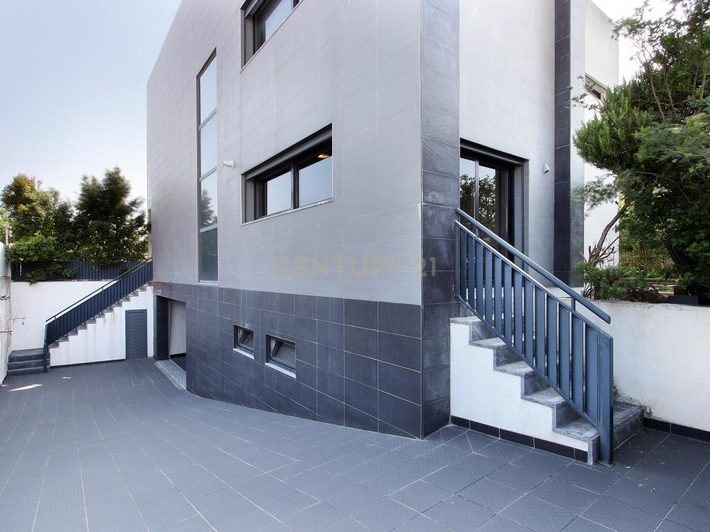 Moradia Isolada T4 Moderna com Piscina Privada, Jardim e Garagem Ampla na Pontinha - Image 4