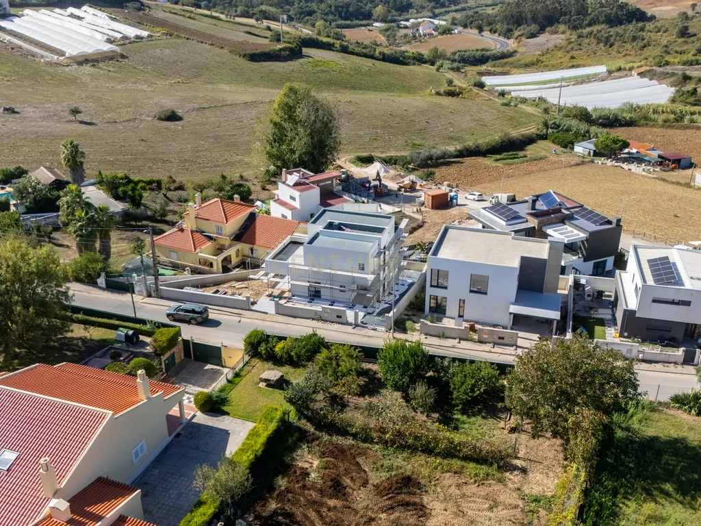 Moradia T3+1 Nova: O Equilíbrio Perfeito Entre o Campo e a Cidade - Mafra - Image 49