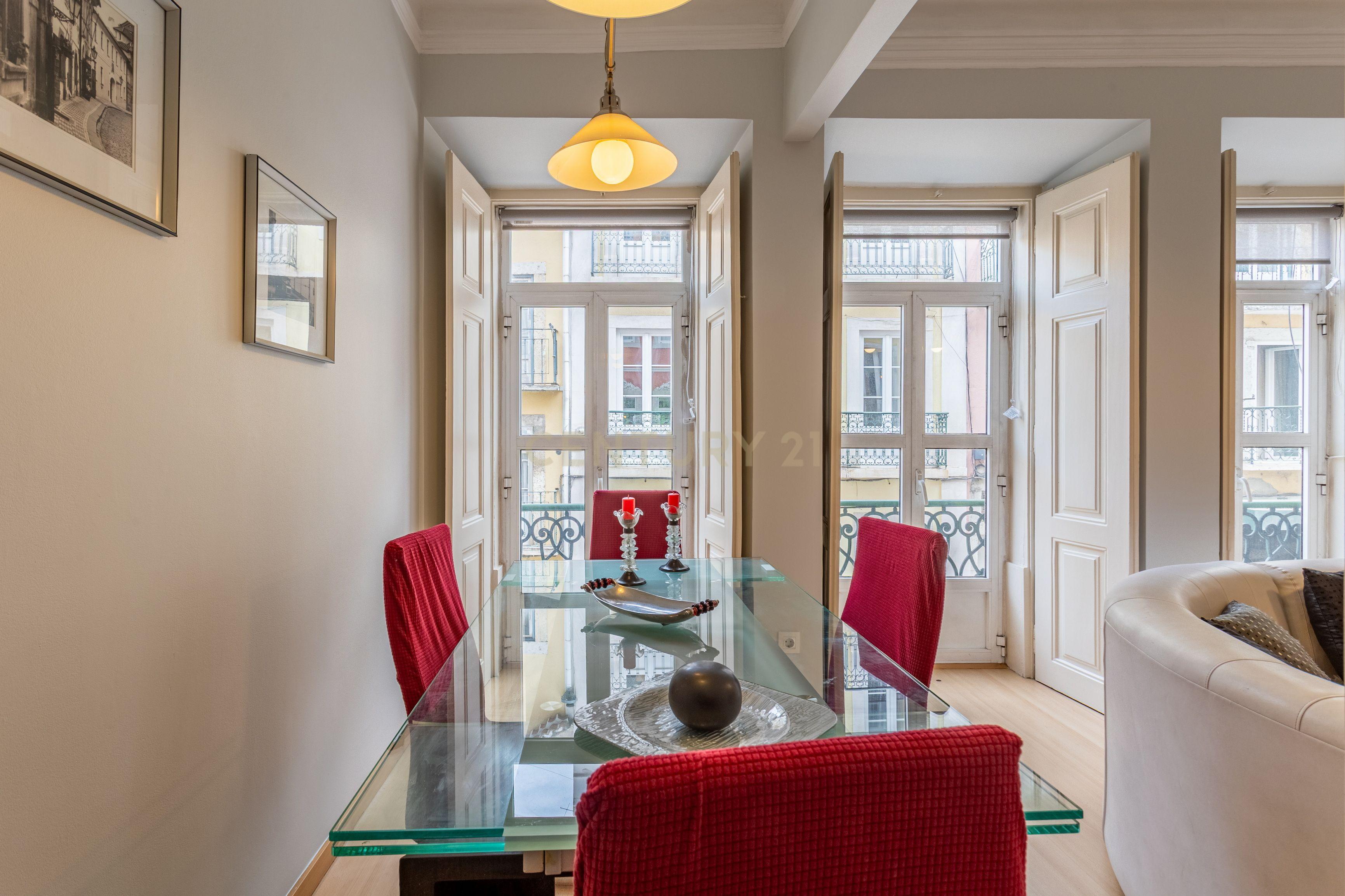 Apartamento T3 inserido num prédio de traça tradicional, no coração de Lisboa, a 5 min da Basílica da Estrela - Image 7