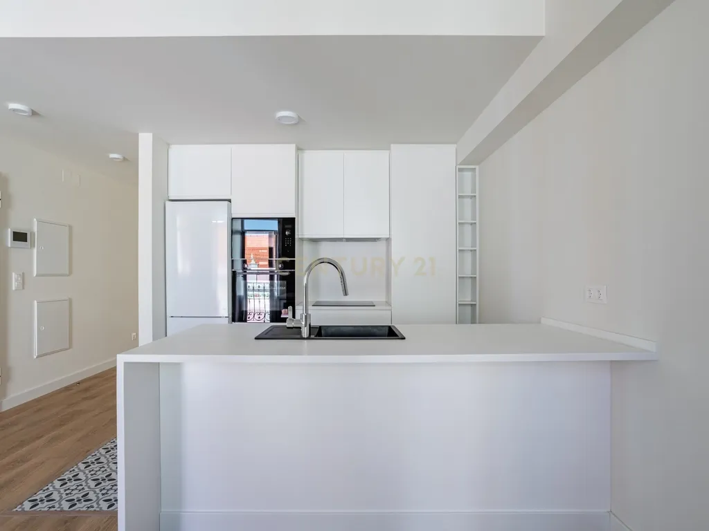 Duplex T3 para Venda, em Campolide – Pé-Direito Duplo, Terraço e Classe Energética A | 940.000 € - Image 7