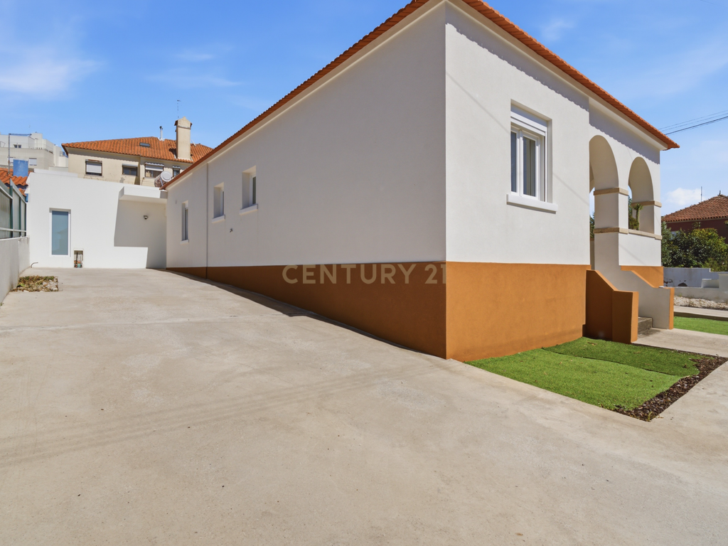 Moradia T4 Térrea Remodelada no Centro de Mafra | Privacidade, Conforto e Qualidade de Vida - Image 25