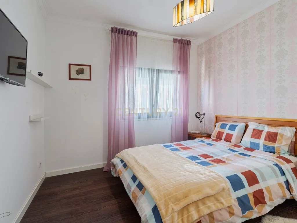Moradia familiar T6 com anexo T1 independente, num lote com 510m² no Botequim – Charneca da Caparica, Almada - Image 18