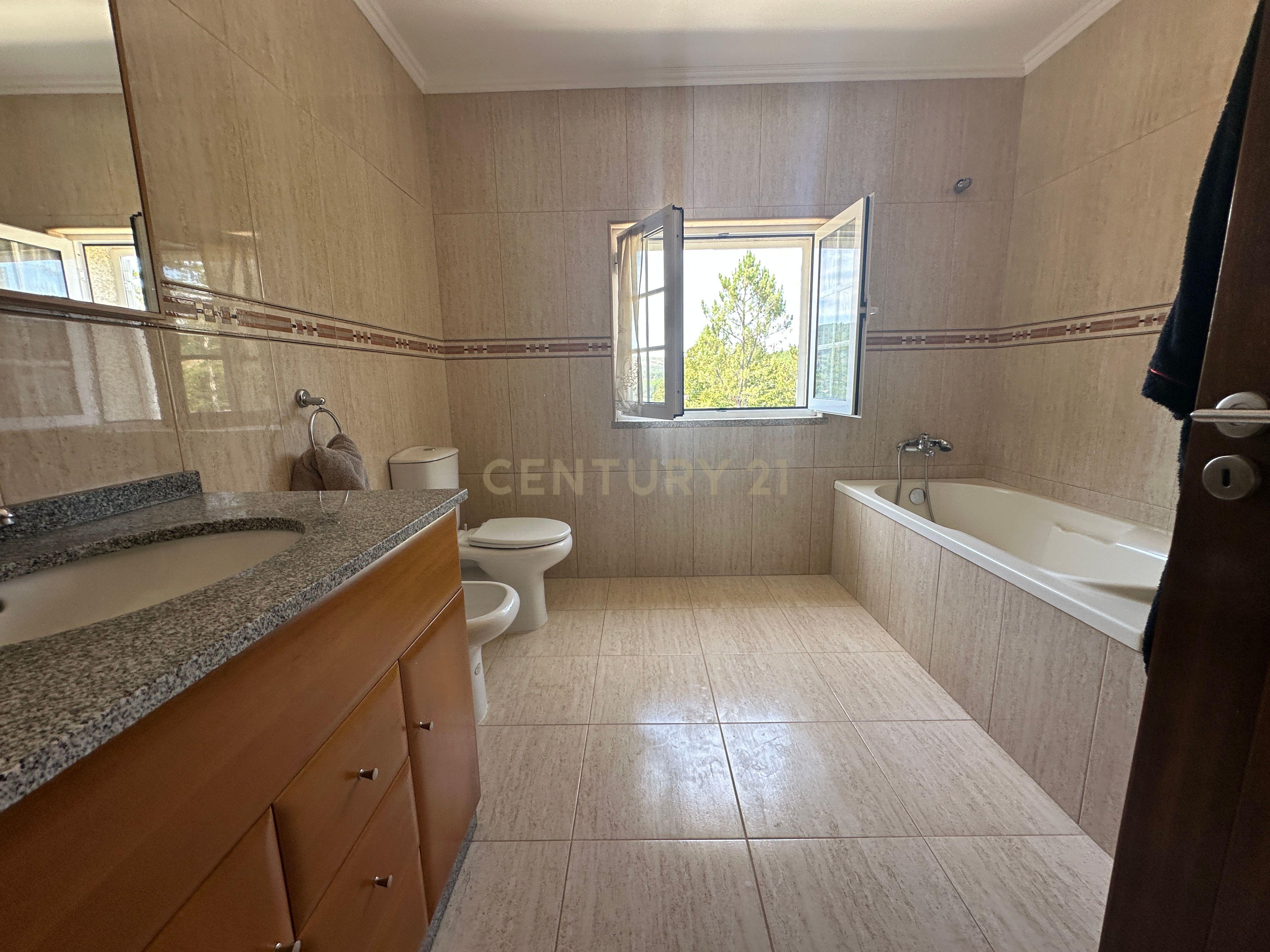 Fotografia 9 de Moradia Exclusiva em "Ilha" Privativa na Albufeira de Venda Nova – Gerês