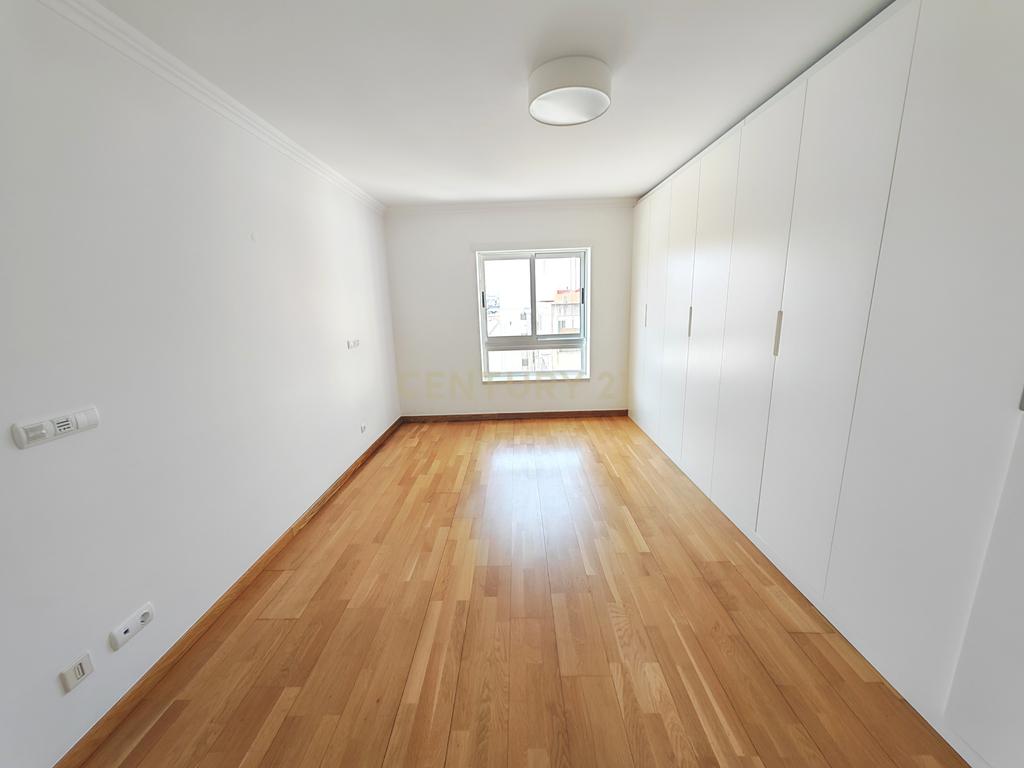Imóvel T3 espaçoso nas Picoas, com 3 WC, 2 estacionamentos - Image 12
