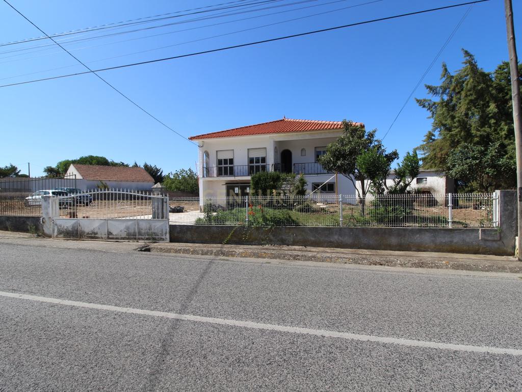 Encantadora Moradia com Jardim em Santiago dos velhos. - Image 1